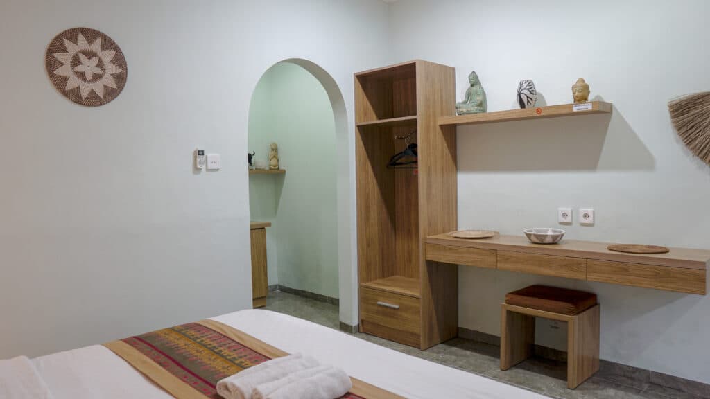 Pondok Pekak guesthouse room with wooden furnishings