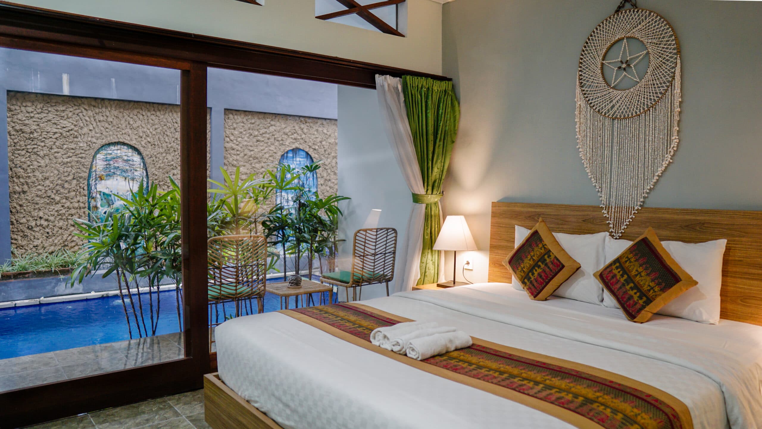 Pondok Pekak guesthouse tropical garden and pool area